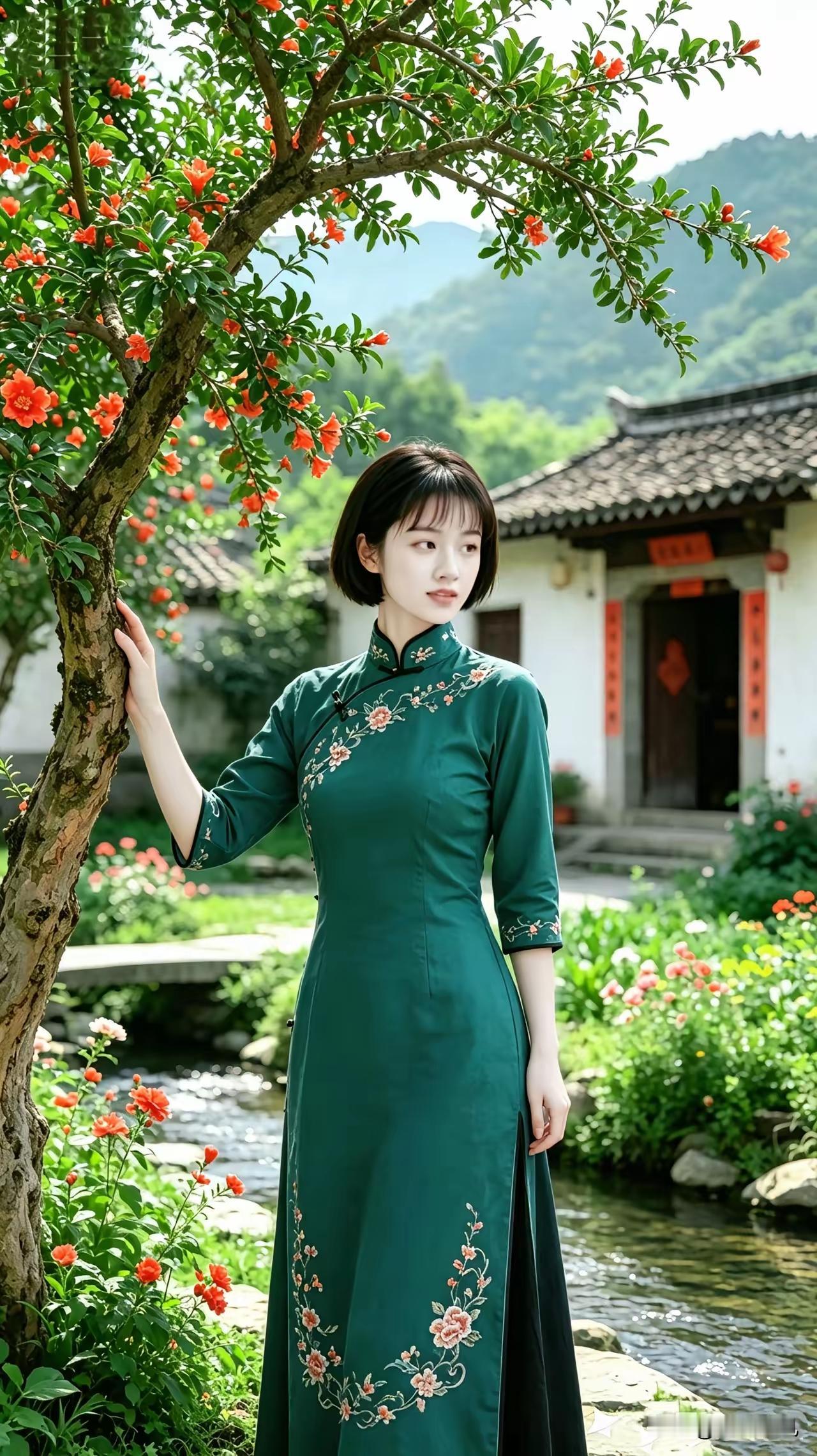 捣练子·五月故园
榴影密，晚风长，
五月繁花满院香。
旧绪深萦庭树里，
凝眸恍见