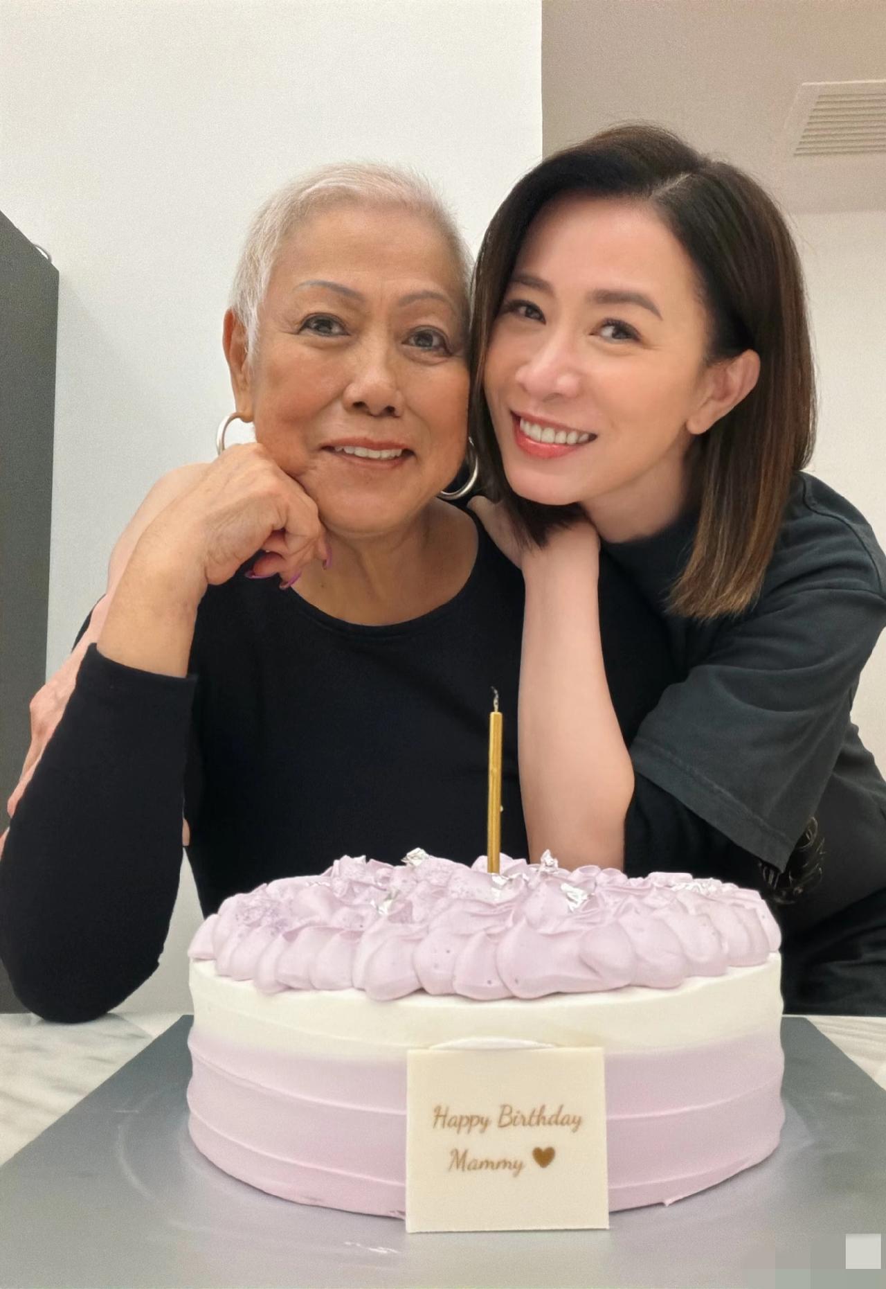 50岁佘诗曼为73岁母亲庆生并合影
佘诗曼真是个孝顺的女儿，母女俩的五官极为相似