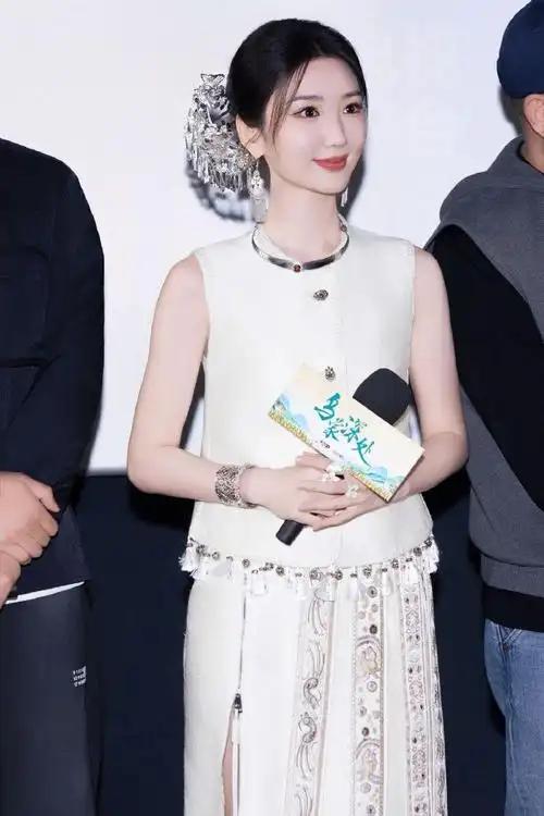 2026年3月3日元宵佳节，演员毛晓彤惊喜现身福州三坊七巷，为“抖音非遗嘉年华”