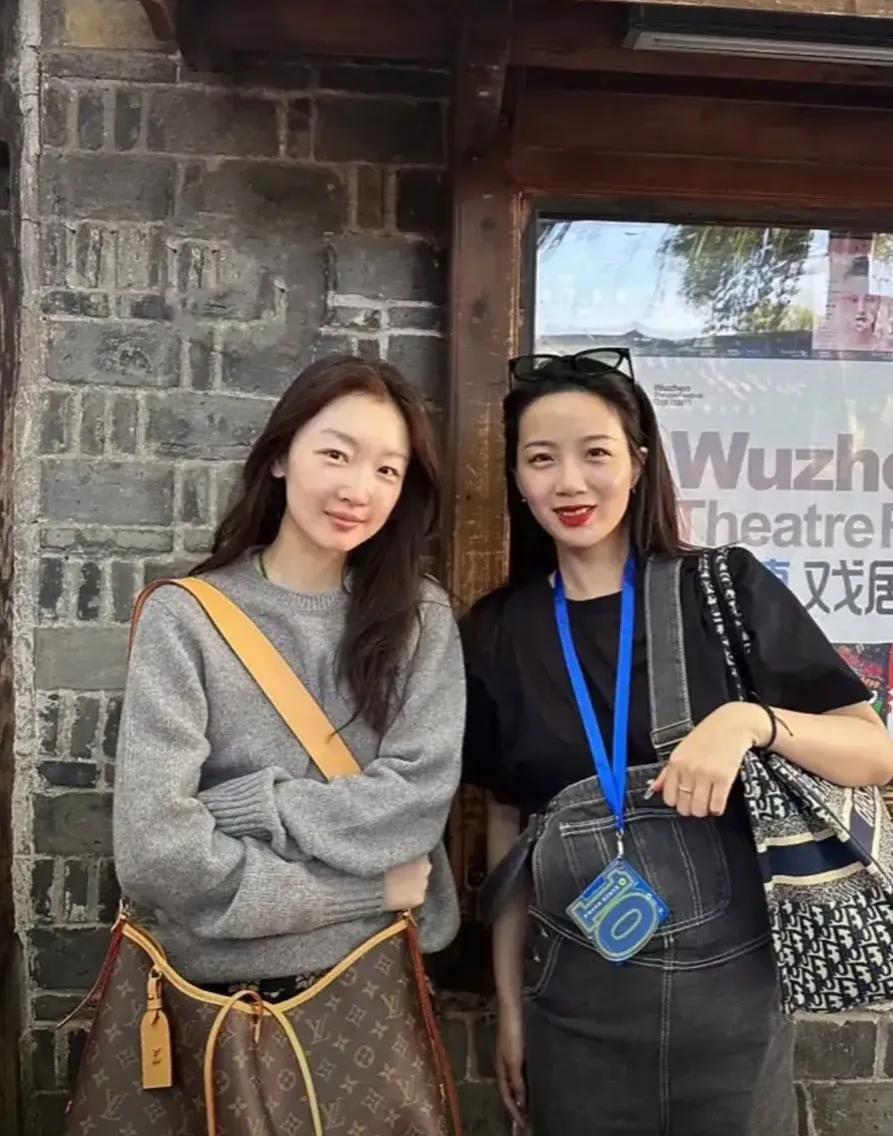 想当上“谋女郎”的硬件就是一定要有清新如水的少女感。包括和路人拍照时，哪怕是素颜