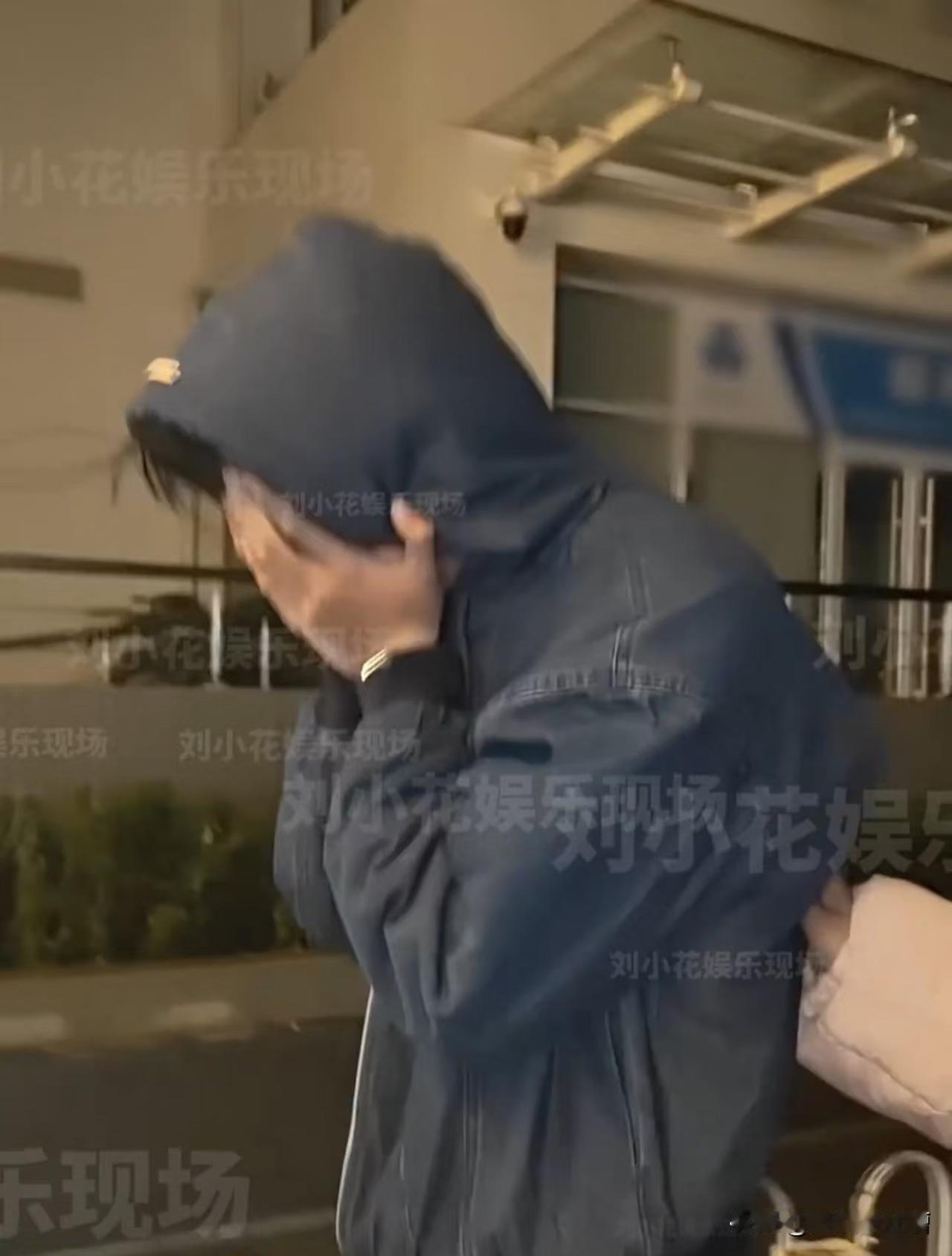 这下好了
全国网友都知道了
第一次见到明星恋情是蓝底白字来说明情况的…
荣梓杉一