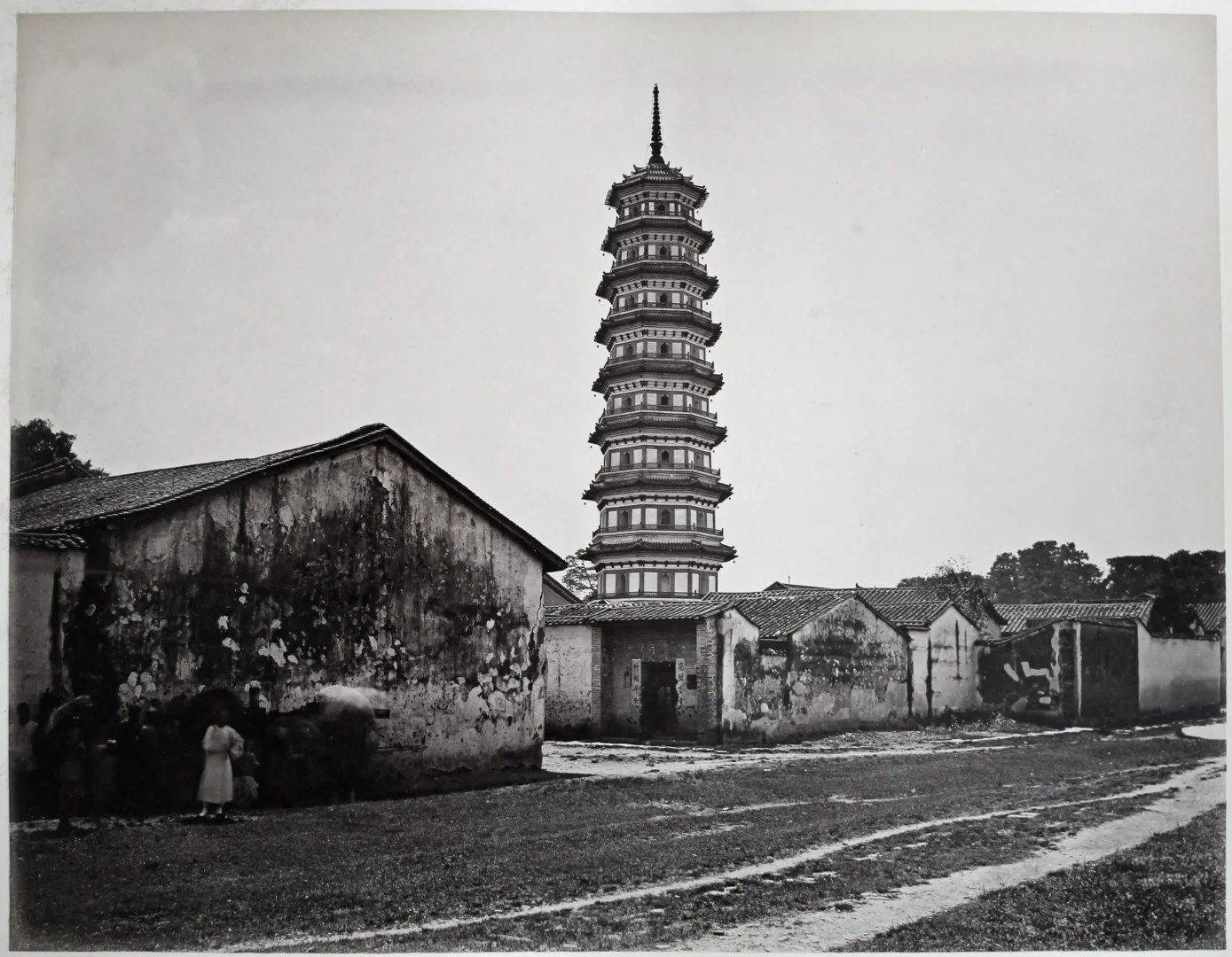 广州六榕寺塔，约1890年拍摄。 	 六榕寺塔又名六榕寺花塔、千佛塔...
