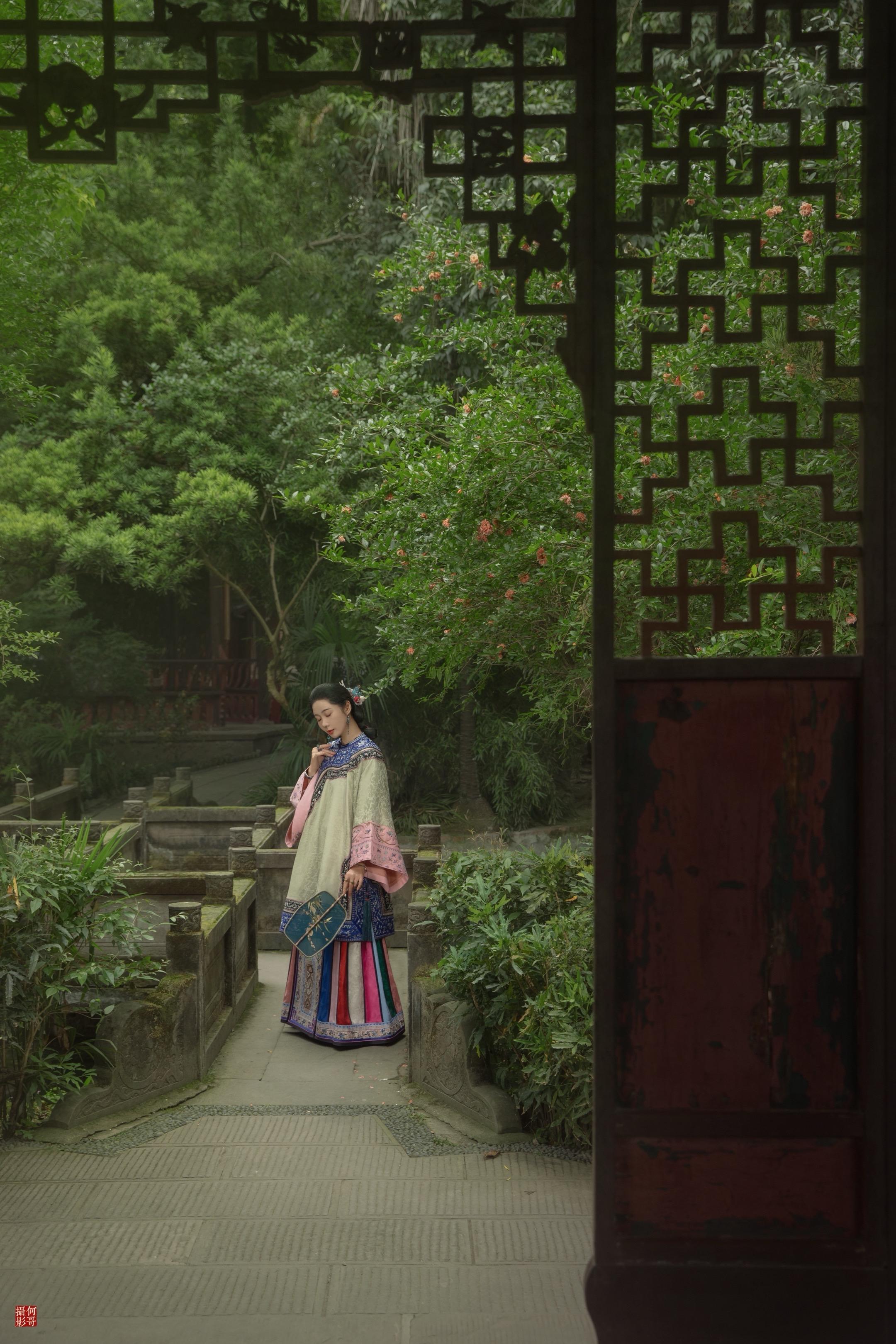 竹影摇风梳鬓色，一身清韵入深庭
