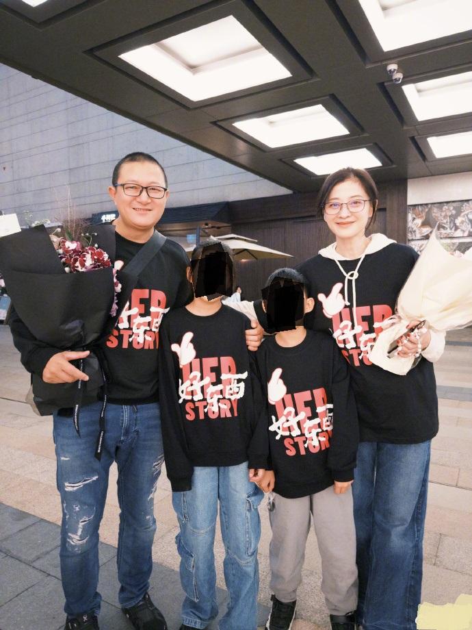 最近梅婷带着孩子去宣传新片，这次参加活动的时候还有钟楚曦以及宋佳，几位搭配的都很