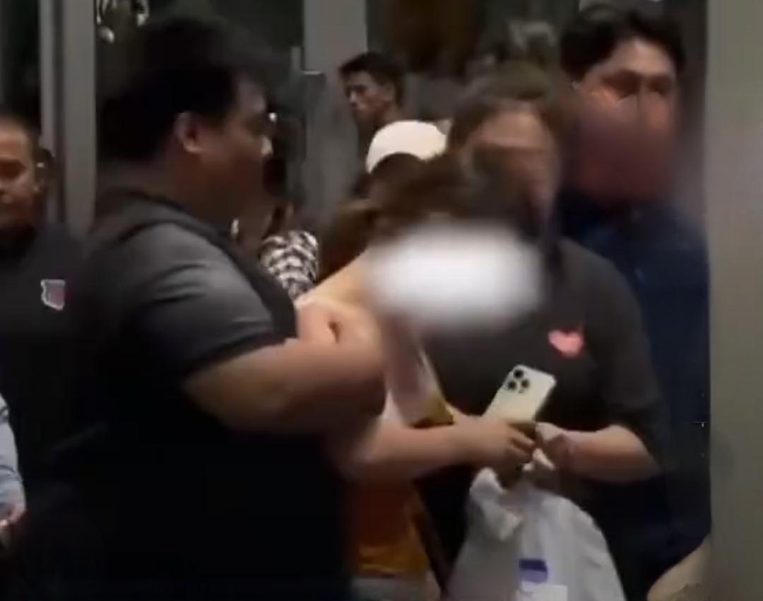 “中国女粉丝泰国追星被打”这事在网上闹得沸沸扬扬。一个女生为追星，清晨六点就去商