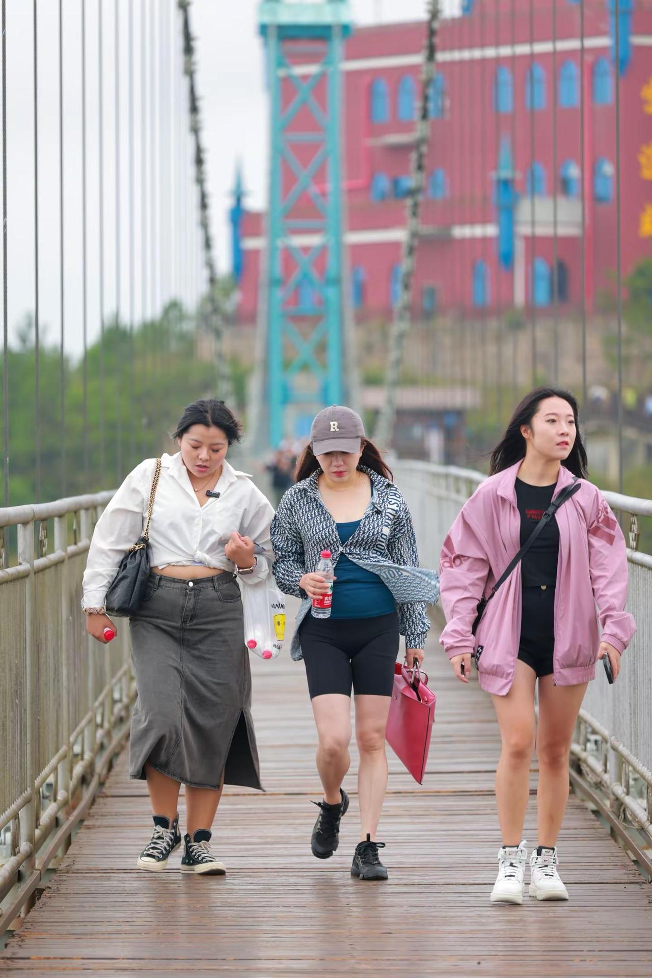 组图｜风过吊桥魅力女人 美出高级感 完美身材