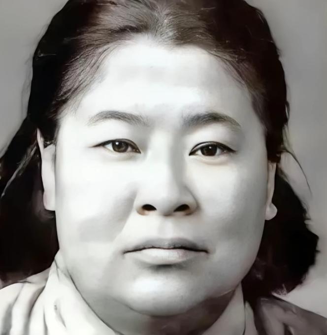 1935年，土匪黑七提出要与红军单挑，20岁女兵何子友主动迎战，她对黑七说：“比