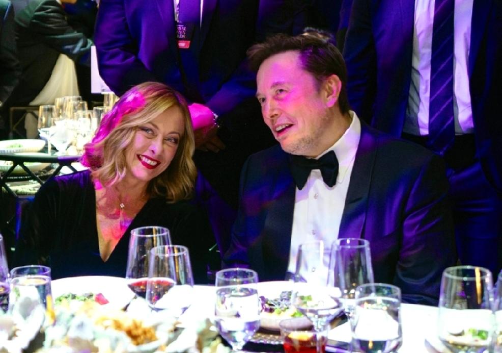 【2025年排前12人的资产总和，超过位居后一半的40多亿人的财富总和；马斯克4