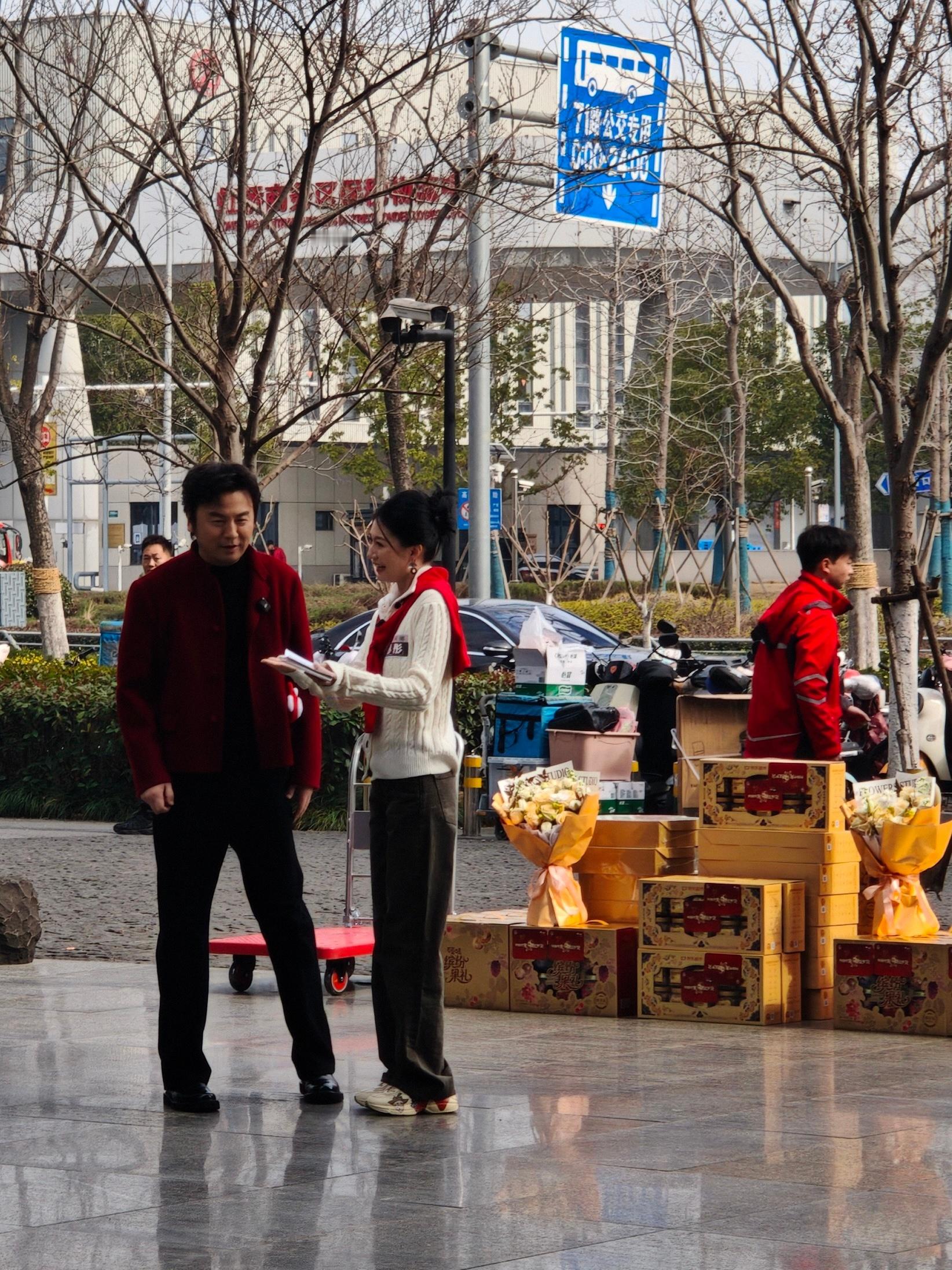 雷佳音自带坚果上街唠嗑 网友在上海偶遇雷佳音在街头送坚果，咱就说这和我回村遇到老