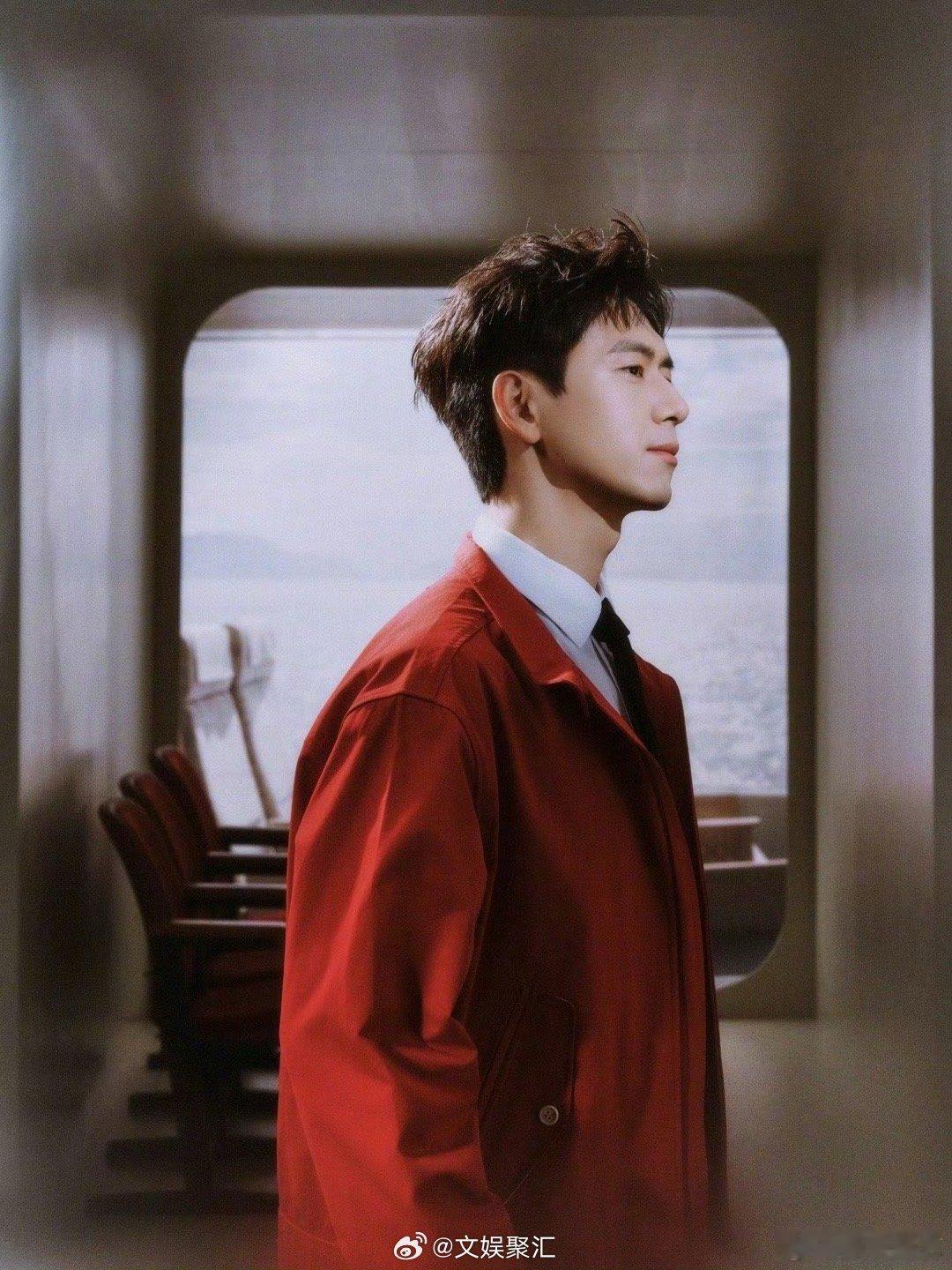 李现用自己的摄影作品做背景图 松弛感拉满的仪式感！李现的春晚出发图，背景里的市井