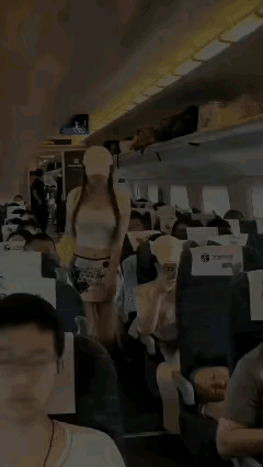 两位小姐姐，我这里还有空位，过来一起坐呀