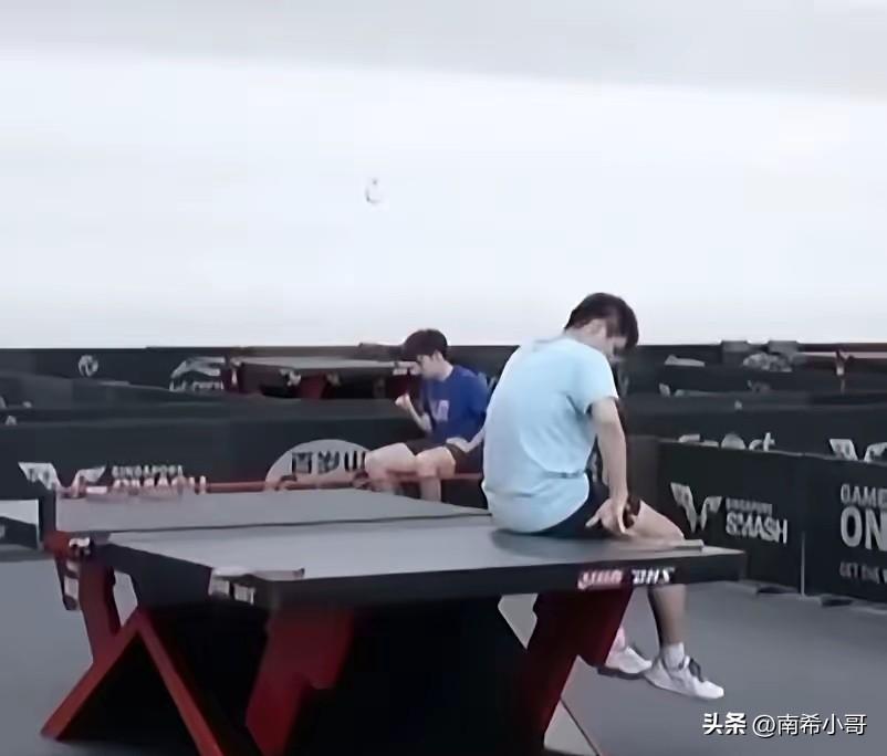 此时的林诗栋像个犯了错的孩子，
坐在球台上低着头一句话也不说，
黄友政作为男双搭