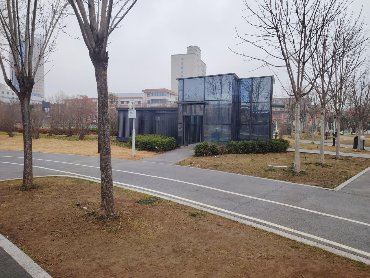 校长退位不退房
退位还占校长房
天天坐等来人访
拉住同事唠家常
教师教学都很忙