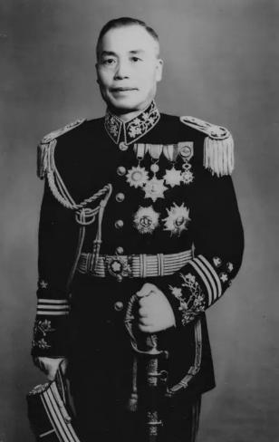 1938年，台儿庄大捷，蒋介石拉住李宗仁问：你怎么算准鬼子会走滕县？李宗仁顿了顿