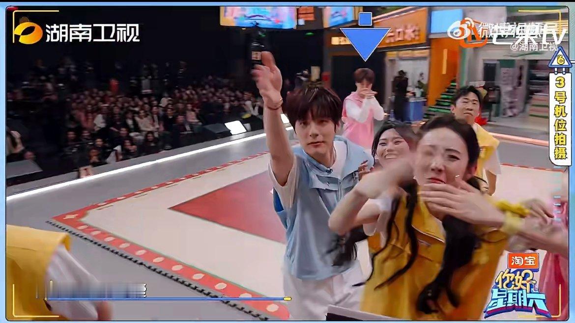 到底是什么给范丞丞熏成这样 全程沉浸式扇风，已经完全被这个魔性动作洗脑，根本停不