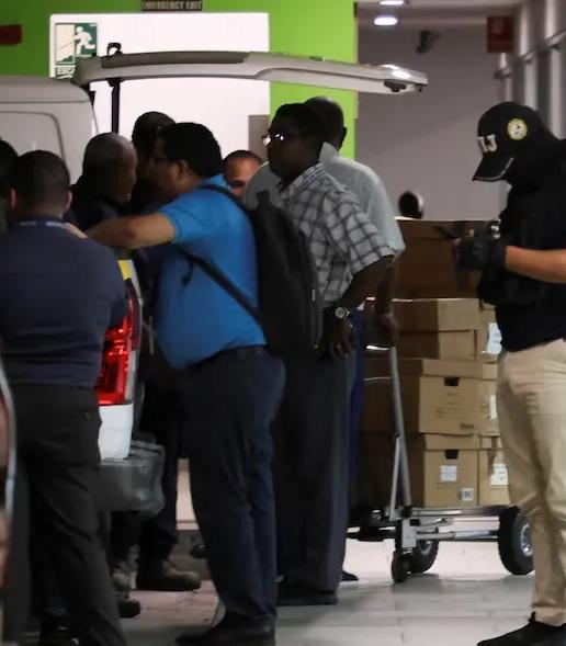 中国不把荷兰，巴拿马打疼感觉将来强抢中国资产的事情会越来越多。巴拿马当局突袭长和