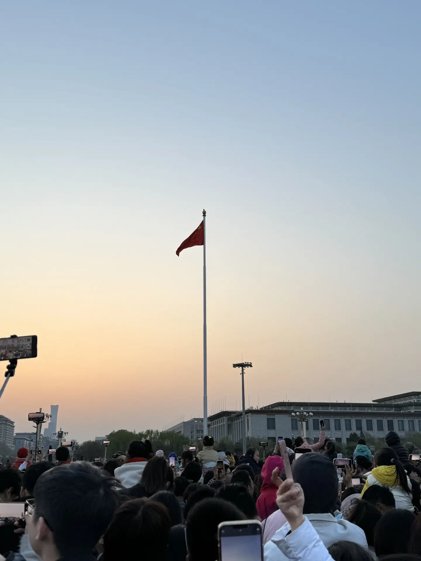 凌晨3点半开始排队看升旗。中华民族的灵魂永垂不朽