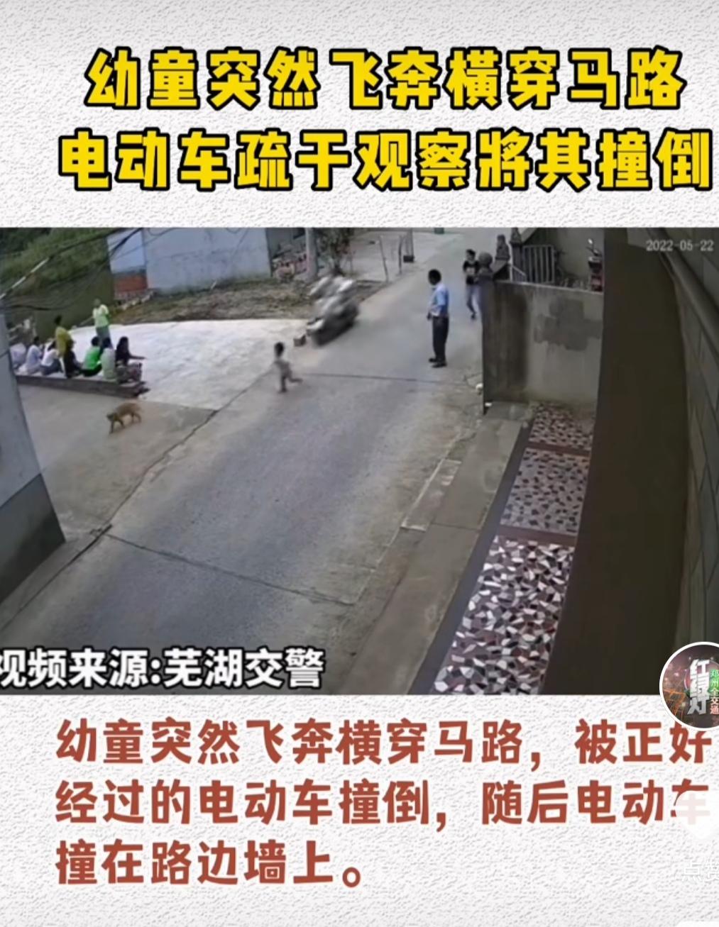 我的天！这车祸看得我心脏砰砰跳，太揪心了！
 
刚才刷到视频，女骑手骑着电动车正