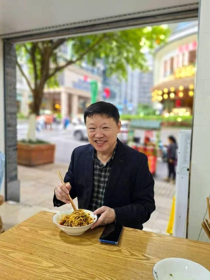 老胡在重庆街头吃地道的重庆小面，豁了，正常辣[呲牙][呲牙][呲牙]
