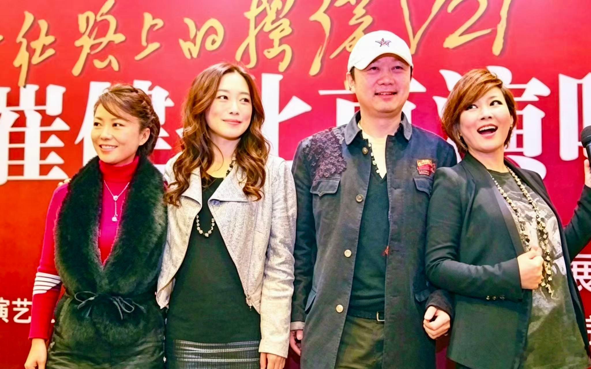 “大合照时间”，崔神、窦仙儿＆祝朋友们午安！ 
