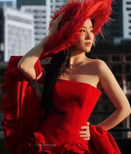 刘亦菲烈焰玫瑰裙 “仙女姐姐”刘亦菲身穿正红色长裙，裙身采用立体花瓣层叠设计模拟