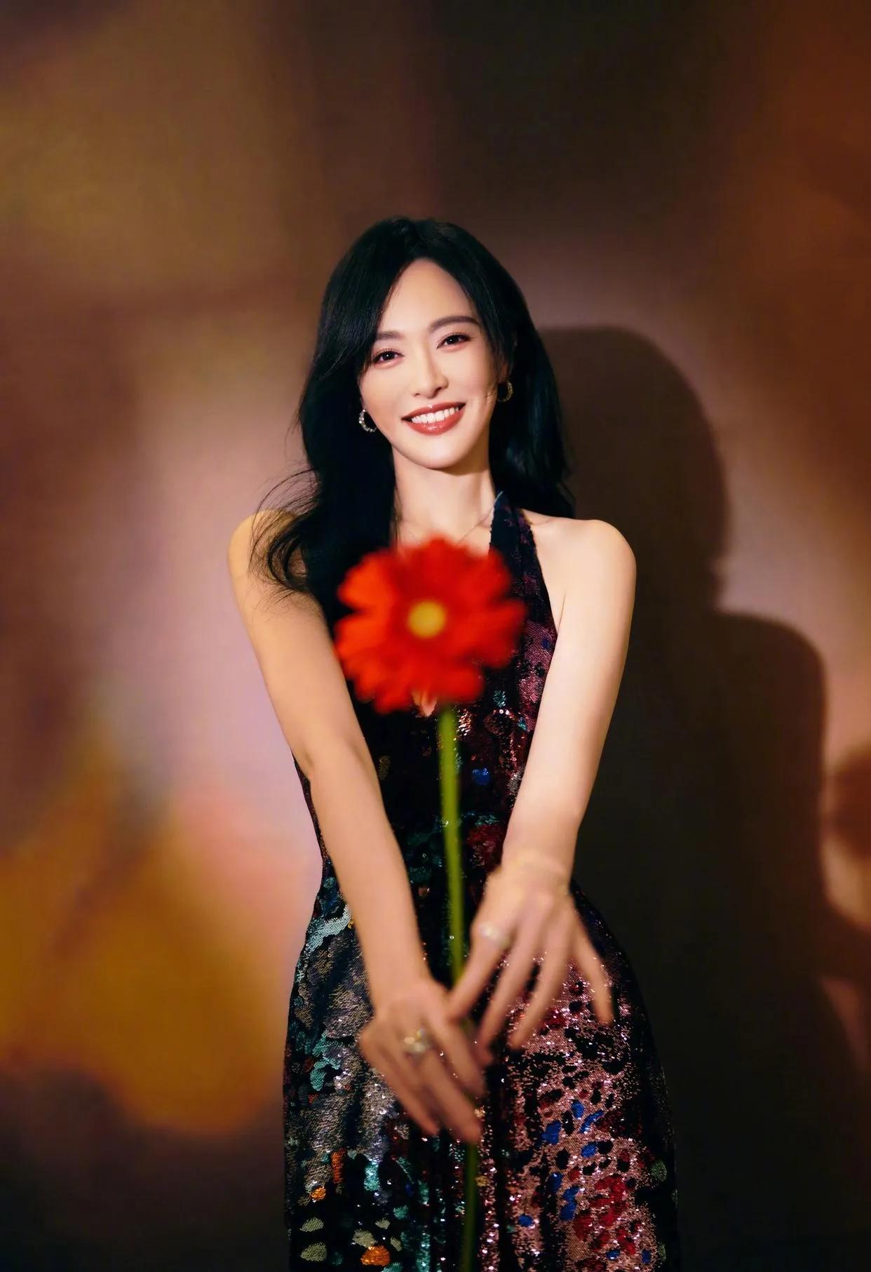 唐嫣这组大片也太绝了吧！✨
深V亮片开叉裙直接封神，光影下的她婀娜又妩媚，明艳又