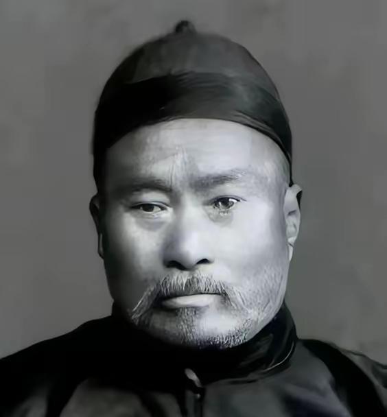 1885年，尚云祥路过京师护城河，见到一名拳师在河边练拳，一时技痒，与对方切磋，