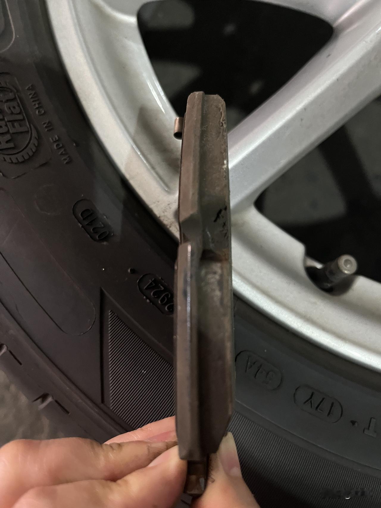 这个刹车片到底到什么程度才能换呢？

我的车载系统报警了，点击进入行车服务，打开
