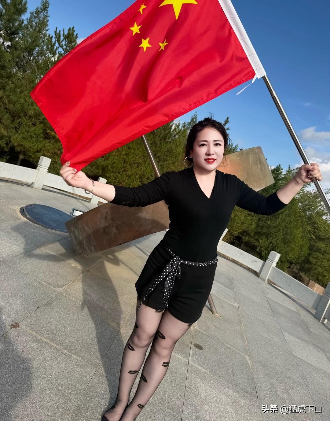 生在红旗下，长在春风里。
目光所至皆为华夏，五星闪耀皆为信仰。
祝愿我们伟大的祖