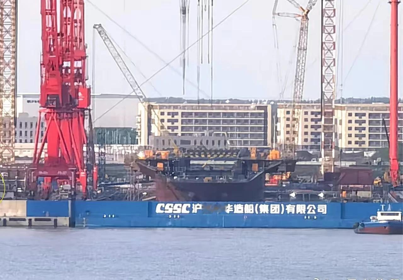 够清晰了吧，这可不是075两栖攻击舰哦。
     最显著的特征是075的上甲板