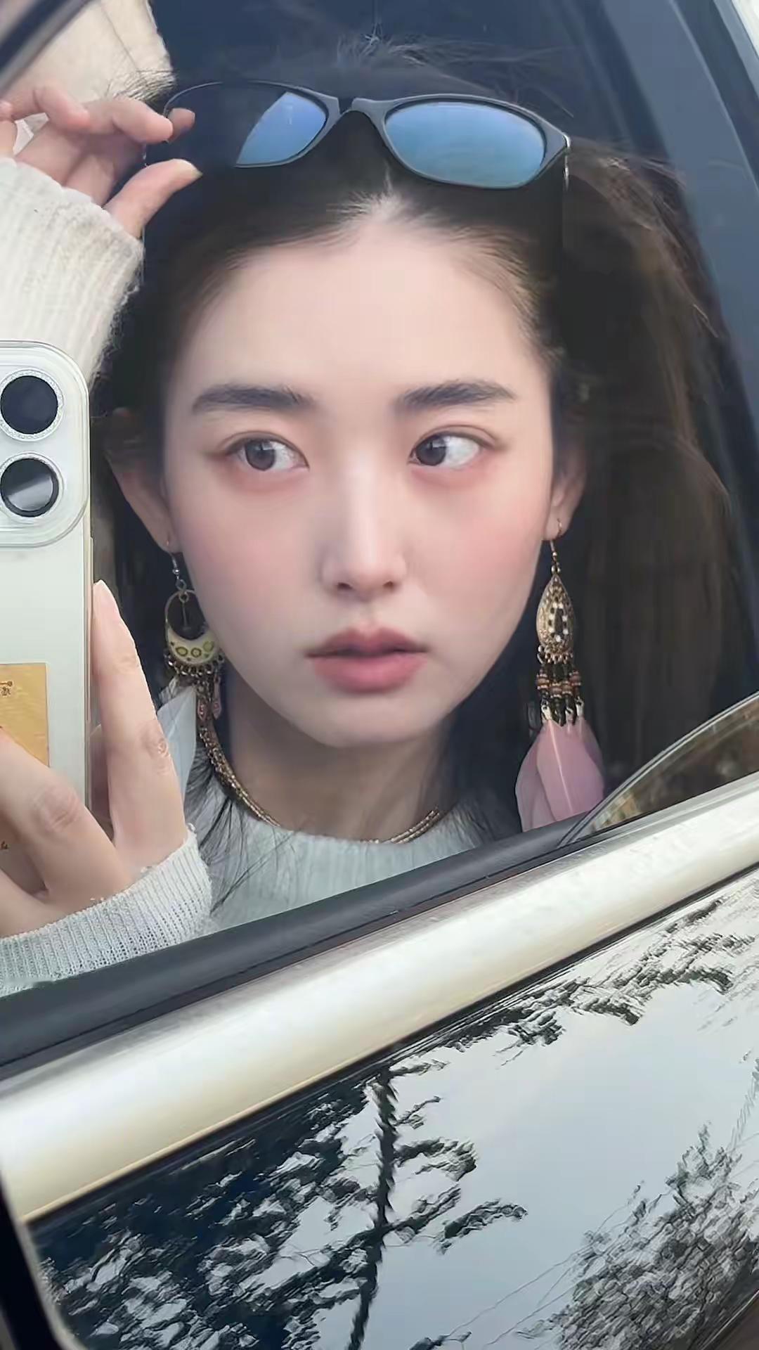 称不上大方或性格张扬