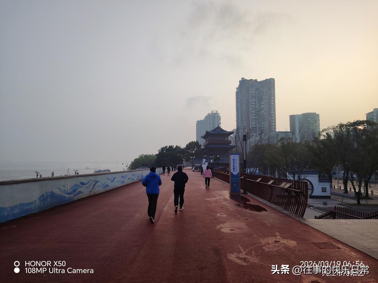 长江岸边晨练迎日出