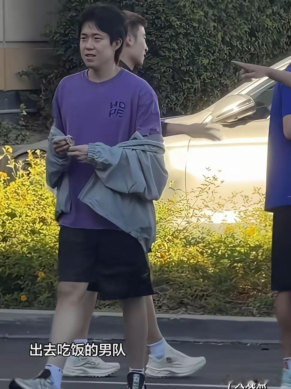 男队氛围真好，
美国大满贯赛事结束，男队一起聚餐了！
这群人打打闹闹的就像大学生