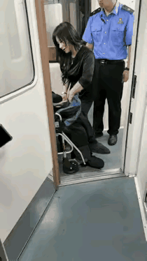 女乘客这份坚韧和毅刀值所有儿女，媳如和妈妈，孩子们学习和赞扬！
愿美女从此能万事