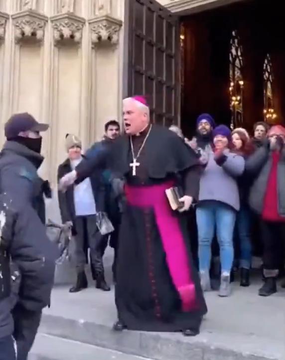 美国一主教成孤胆英雄，驱逐闯入教堂的ICE特工，获得周围一片掌声！

然而，20