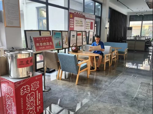 各平台骑手集体吹东风每日负重穿梭街巷的棒棒工顶着酷暑来回奔波，沿街门店主动敞开大