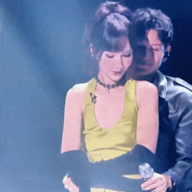 陆毅说艾热孜巴像八音盒里的洋娃娃 节目里艾热和老婆孜巴的夫妻舞台太有氛围感了！唱