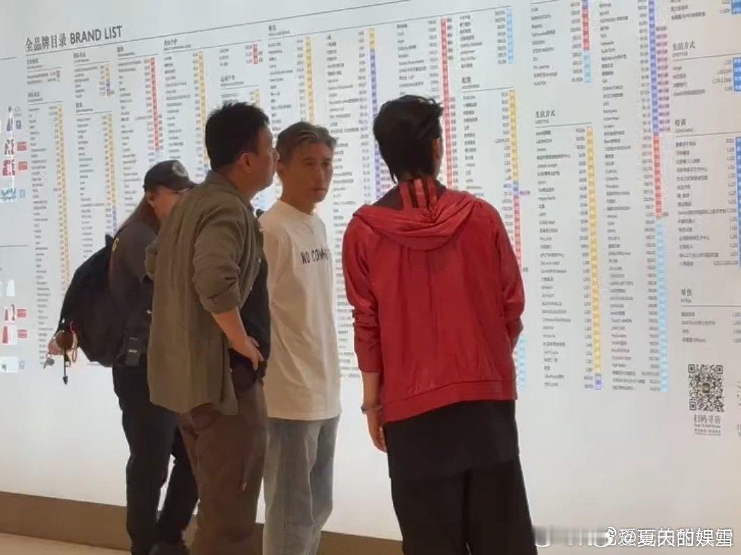 偶遇胡军陪向佐购物网友商场偶遇胡军陪同向佐逛街购物，路人路透画面曝光，二人私下出