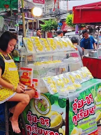 看了电影《给阿嬷的情书》，来走走电影里泰国曼谷唐人街，满眼皆是中式风情。灯笼摇曳