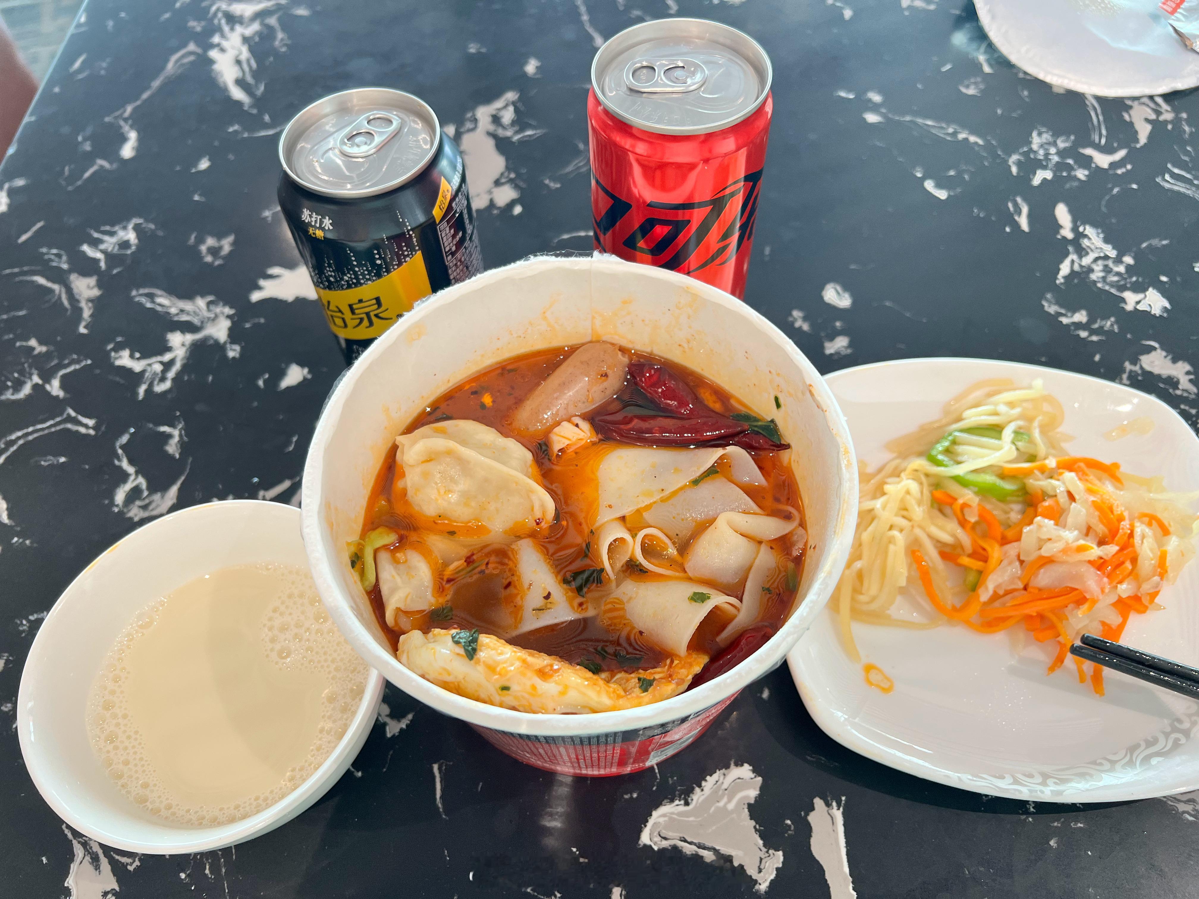 来机场干一碗高配版泡面，因为国航首都机场休息室的早餐真的是太难吃了国航  ​​​