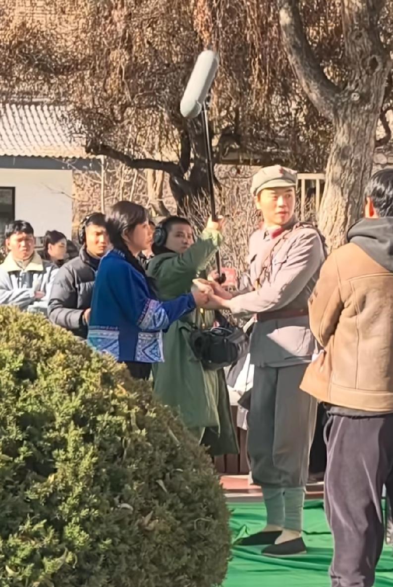 他跑的很决绝啊！庆奶:阿根，我等你回来，我一辈子都等你回来…
庆奶身体真好，喊的