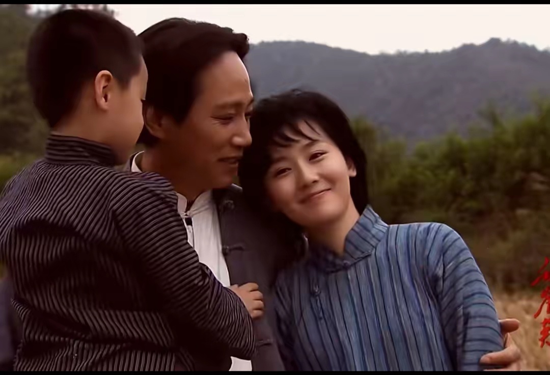 毛主席手中抱着自己二、三岁的儿子毛岸英，又再看看毛主席怀中那个美丽的杨开慧，她撒