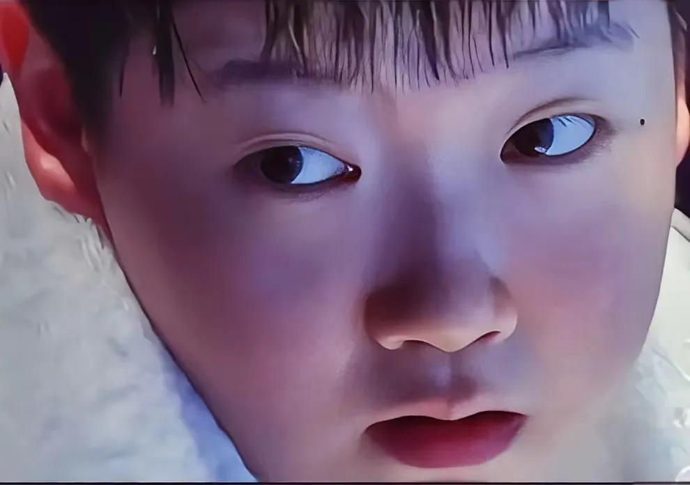 眼前分明是外来客
心里恰似旧时友

风吹绿浪粼粼波
一朵莲花刚出柚

人间若有真