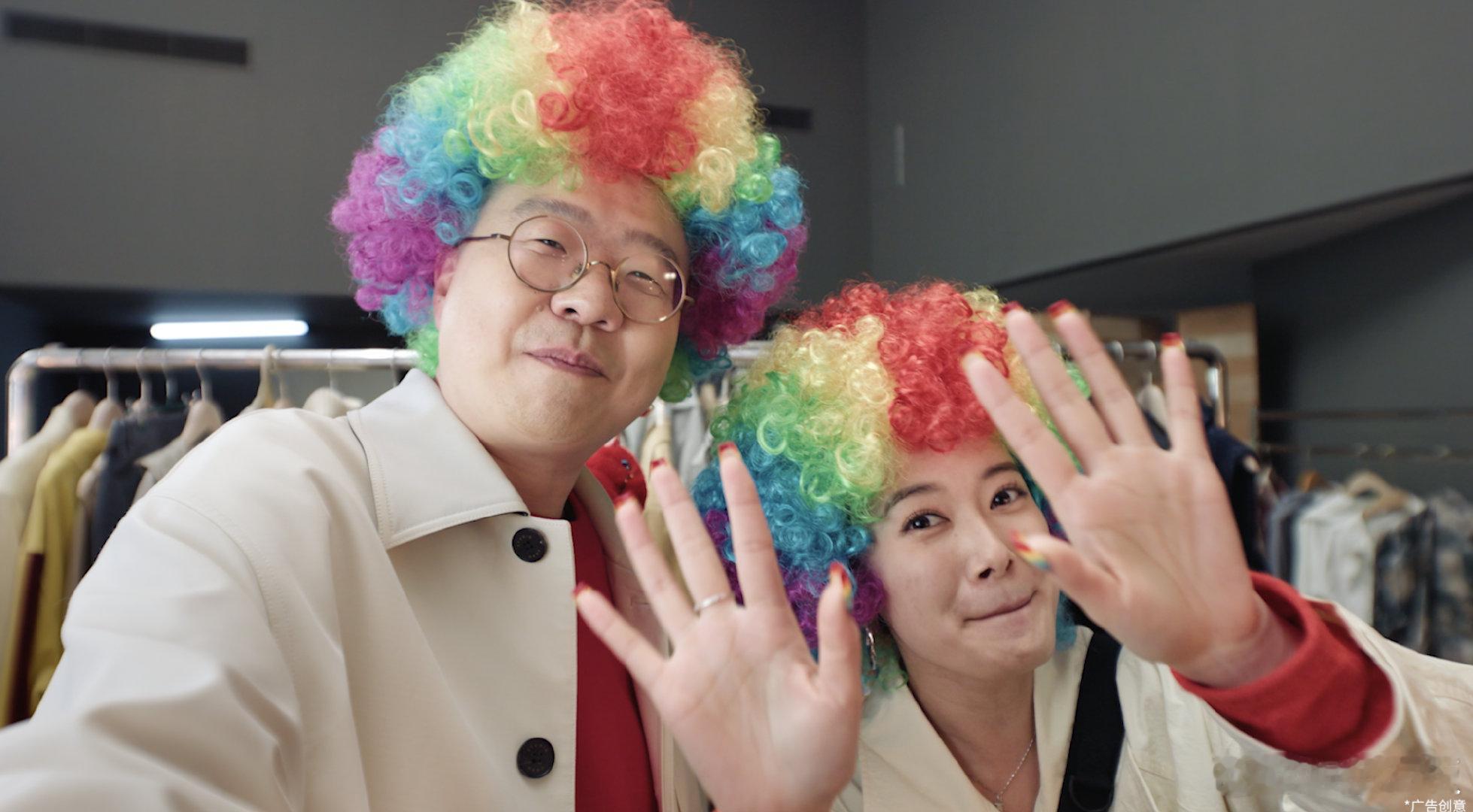 回家路上接个彩头 李诞这回家的背影，把“松弛感”三个字演绎得淋漓尽致。不用大包小