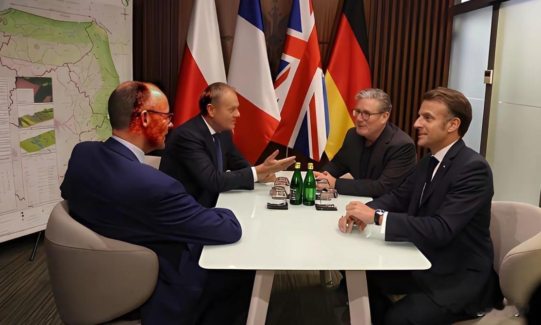 红军城决战，​法国总统马克龙、德国总理默茨、英国首相斯塔默，抵达基辅，为泽连斯基