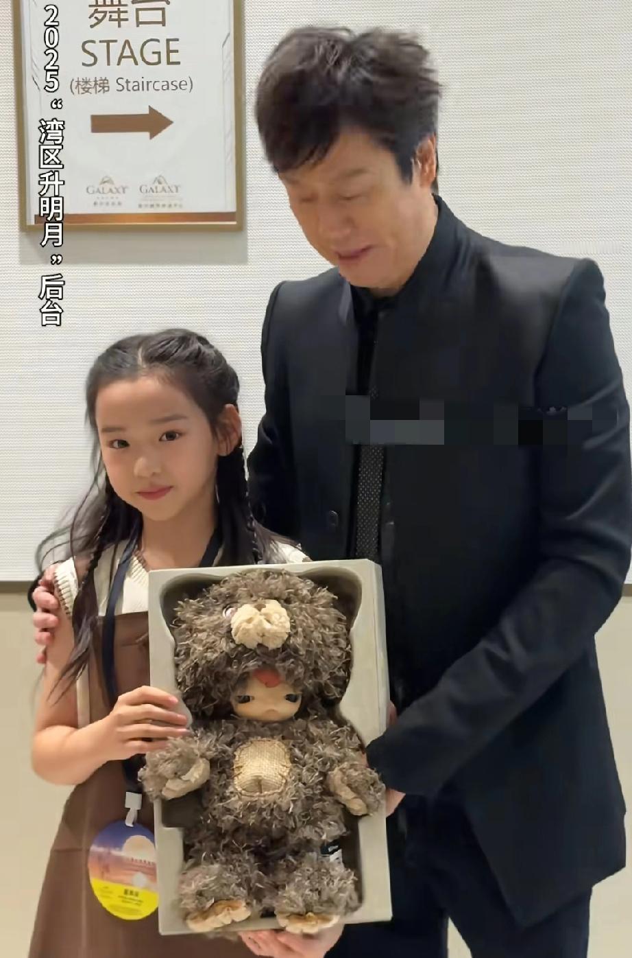 小酒窝，人见人爱
太暖心了，解晓东在彩排期间专门给小酒窝去买了礼物，看得出来，解
