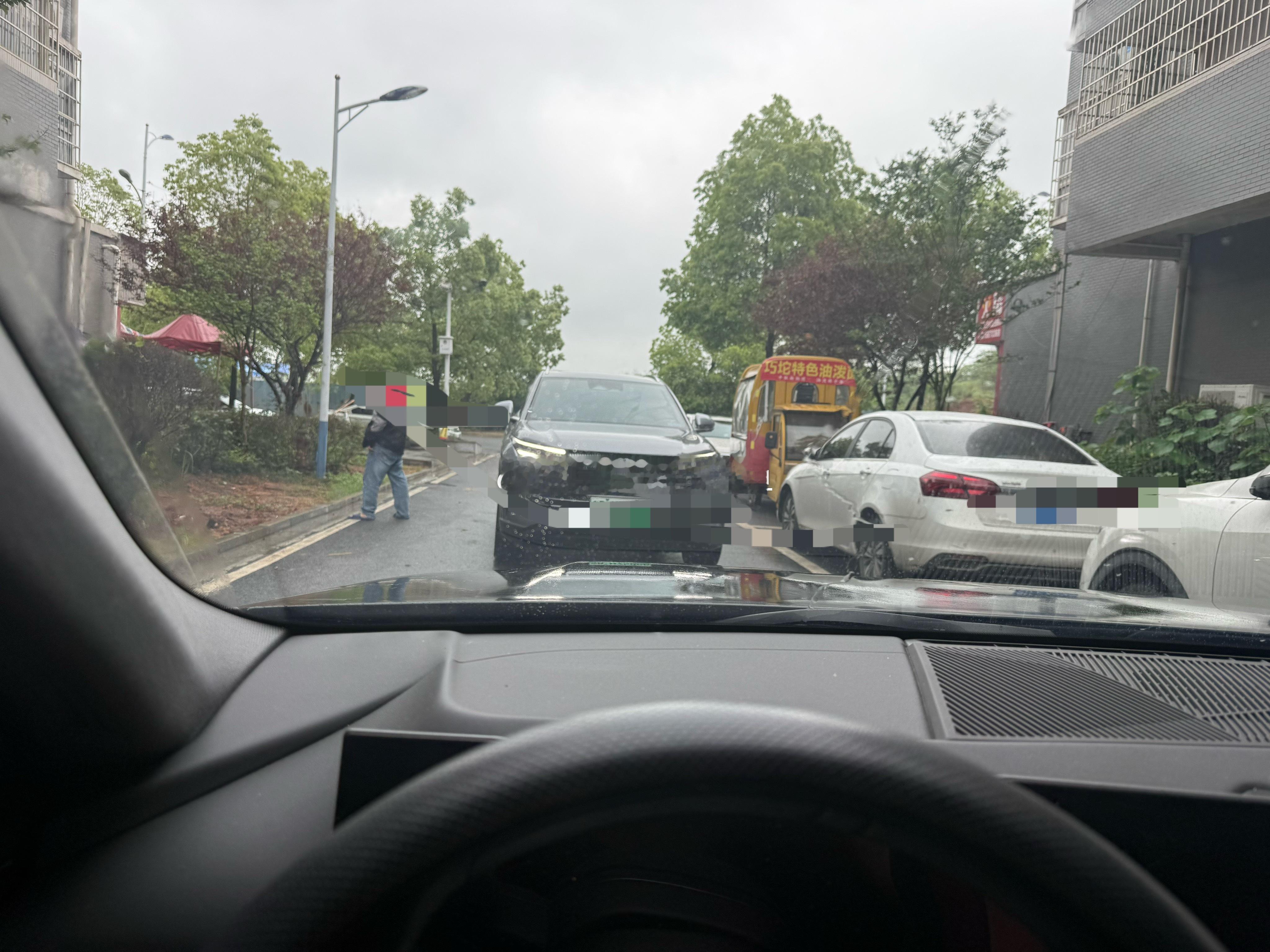 顶牛呗。那就看谁更厉害了。 