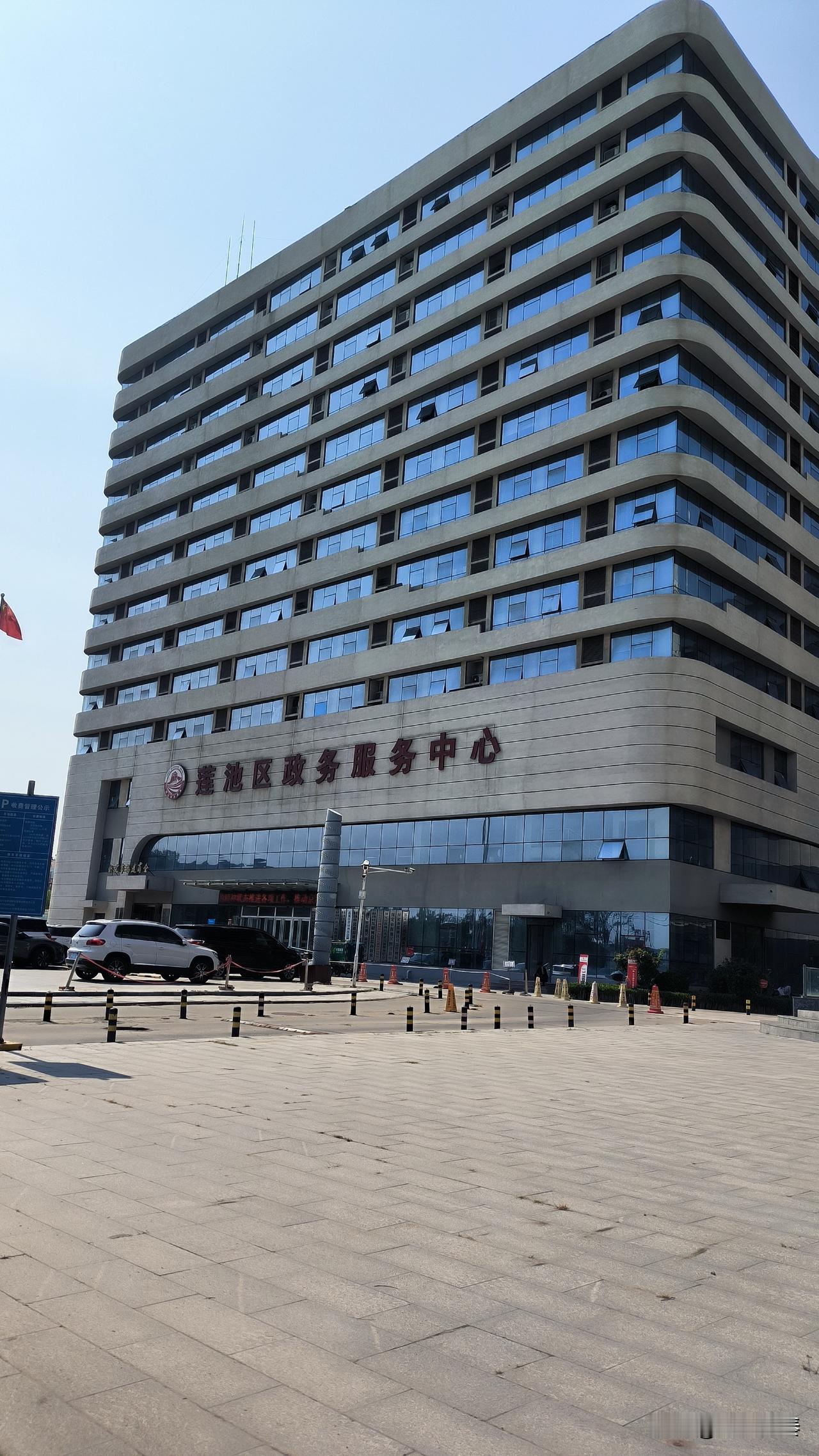 保定市莲池区政务服务中心里“藏”着个图书馆

沿裕华路东行，过了东二环快速路不远