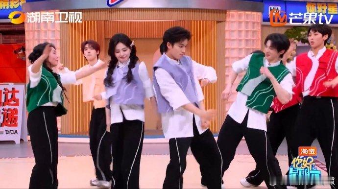 白鹿王星越你们是会跳舞的你好星期六王星越主打一个 “全力跟跳”！眼神紧盯白鹿不敢