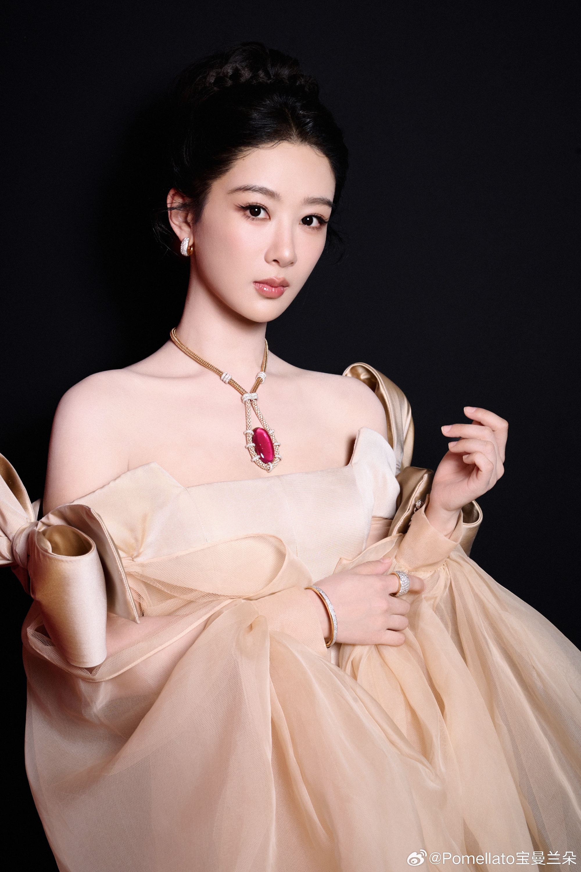 杨紫  在晴好的日子遇见你，发现你是一切美好的总和。